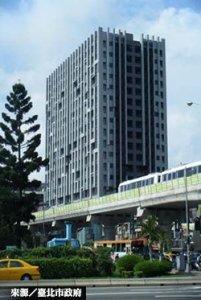 拒社宅高喊仇富 怎不檢討自己嫌貧？