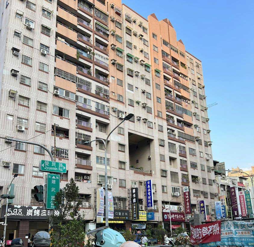 大樓中間驚見洞口！他問：「這個孔是…」釣出專家回應