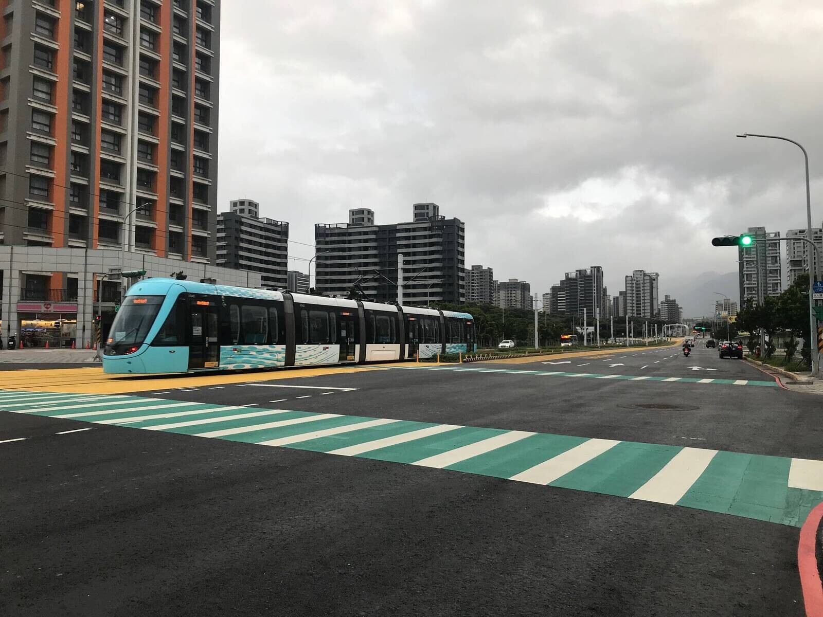 信義房屋統計淡海輕軌通車前與通車3年後輕軌各站點周邊房價，發現14站中有13站房價均漲。