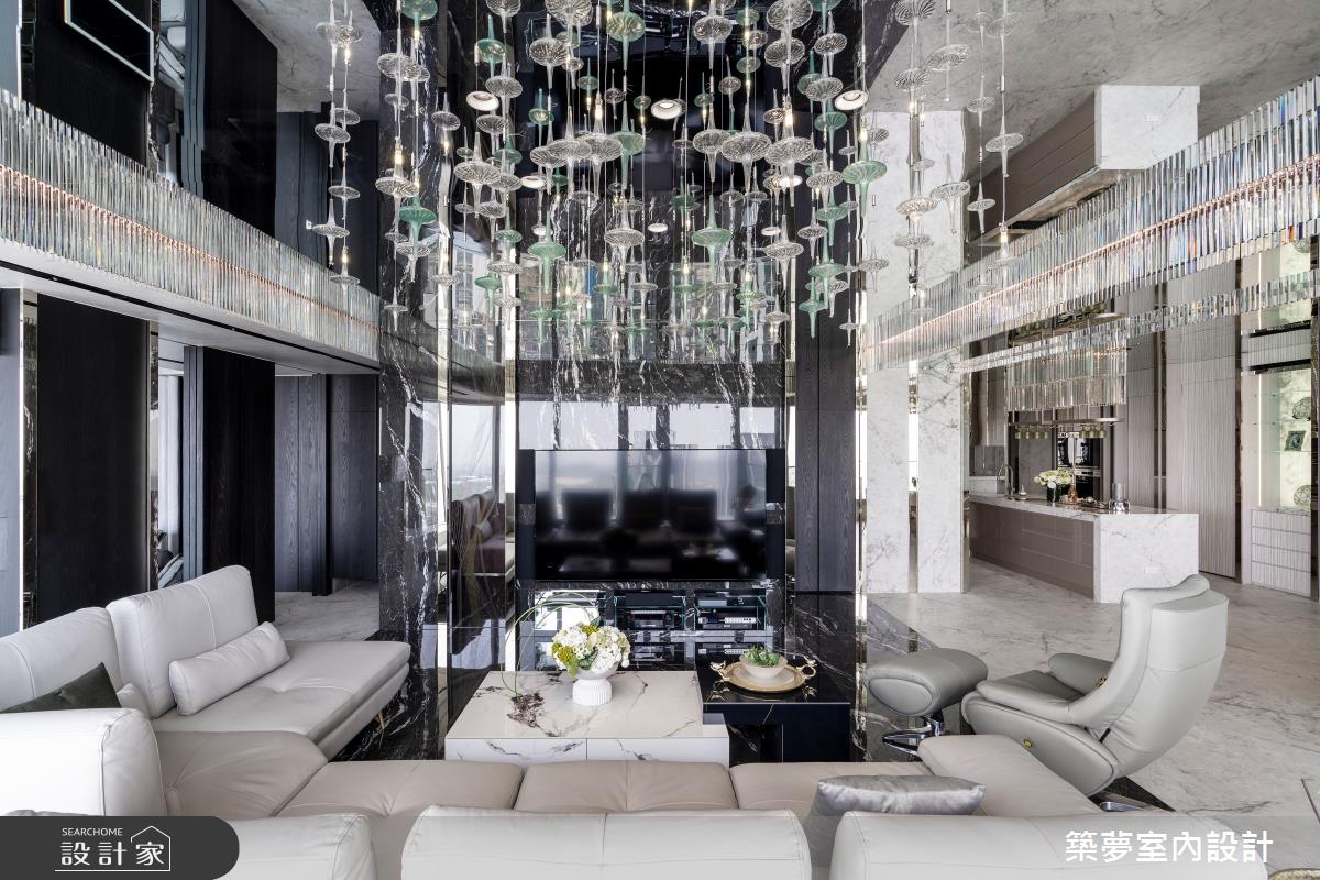 以銀河的恢弘烘托豪宅氣勢，水晶燈如迷人的星子將室內的空間與宇宙的宏...