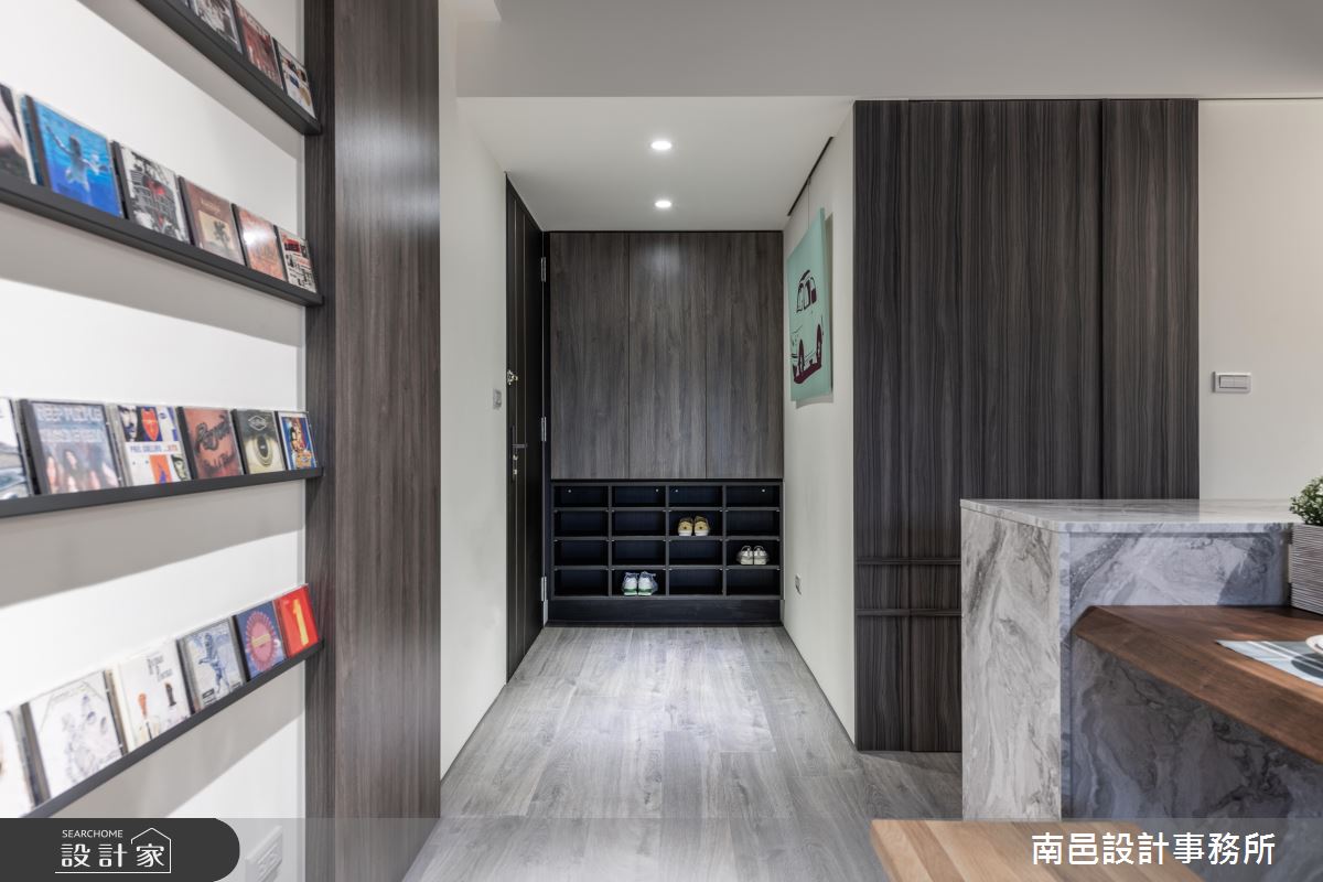 CD 收藏大方展示！把 1 家 4 口音樂魂帶進現代風新居