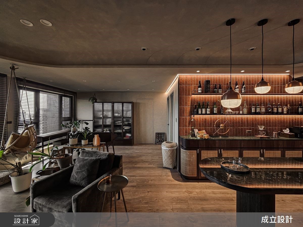 拆除隔間打造專業級酒吧與中島！復古元素搭配無動線設計，譜寫新婚夫妻...