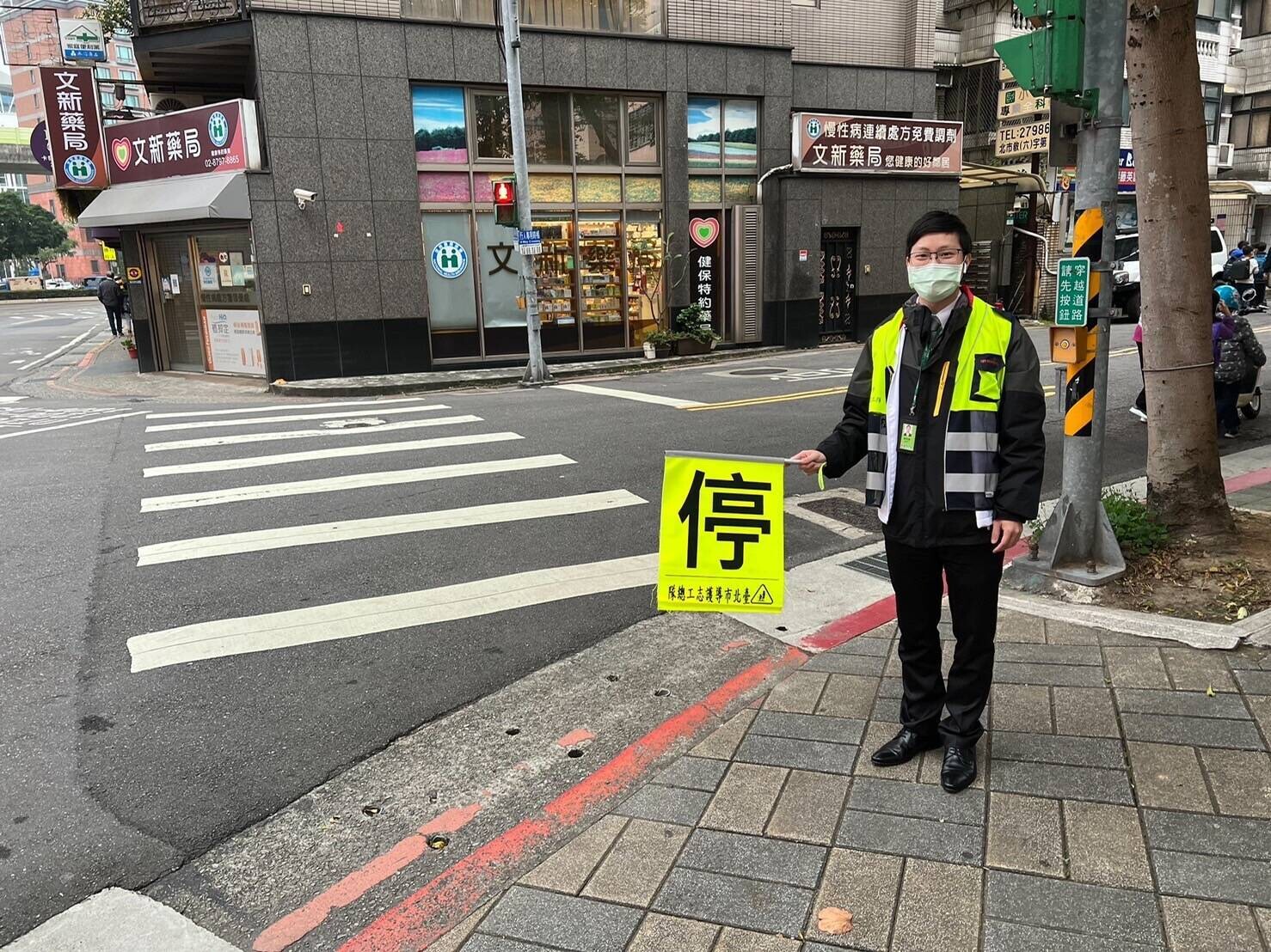 信義房屋文湖國小店主任陳柏禕退伍後第一份工作就加入信義房屋，在服務客戶及社區的過程中，每天都在學習新知識。