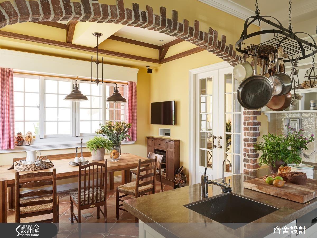 時光凝結的莊園歲月，120坪透天別墅以文化石、鹿角、燃木壁爐重現英式鄉...