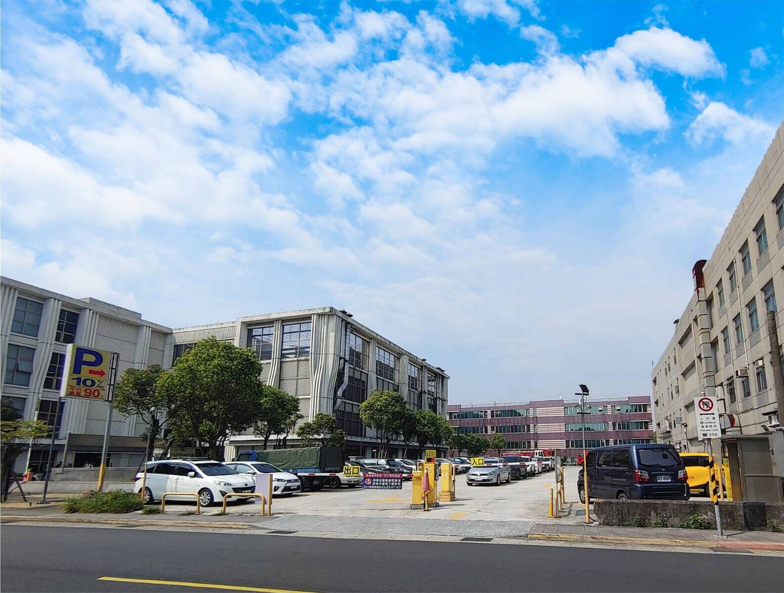 北市總部與產業需求殷切，但精華區位土地開發已近飽和，以內湖科學園區土地開發率為例，西湖段、文德段土地開發率均逾9成。