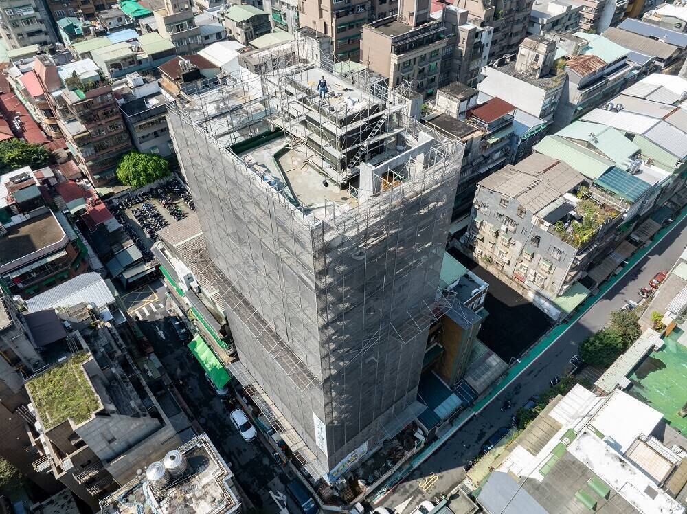 ▲安信建經「全案管理」在台北市中正區信義路二段，基地面積不到百坪的危老重建個案，同樣位處於狹小巷弄之中，興建過程持續進行，建案即將拆除鷹架。