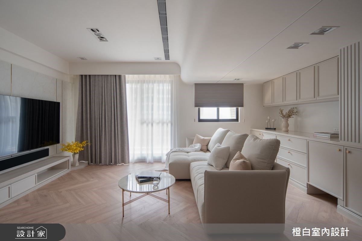 法式線板邂逅綿密奶油白塗料！寬敞客廳與星級臥室，30 坪新成屋打開家門...