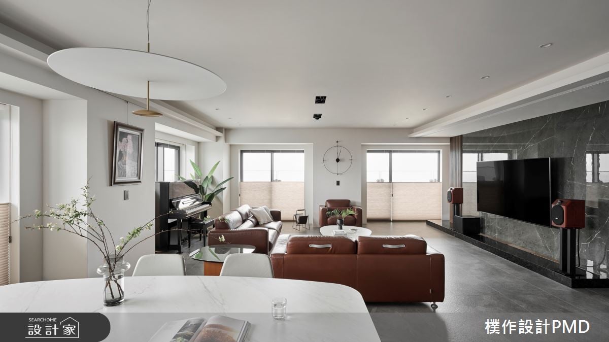 毛胚改造現代質感大宅！灰階石材與清水模延展沉靜氛圍，中島吧檯傳遞悠...