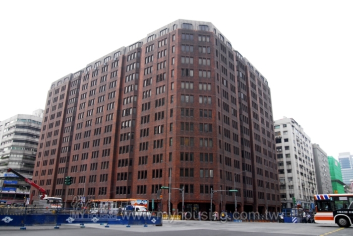 僑福花園廣場頂樓戶標售 每坪底價63萬