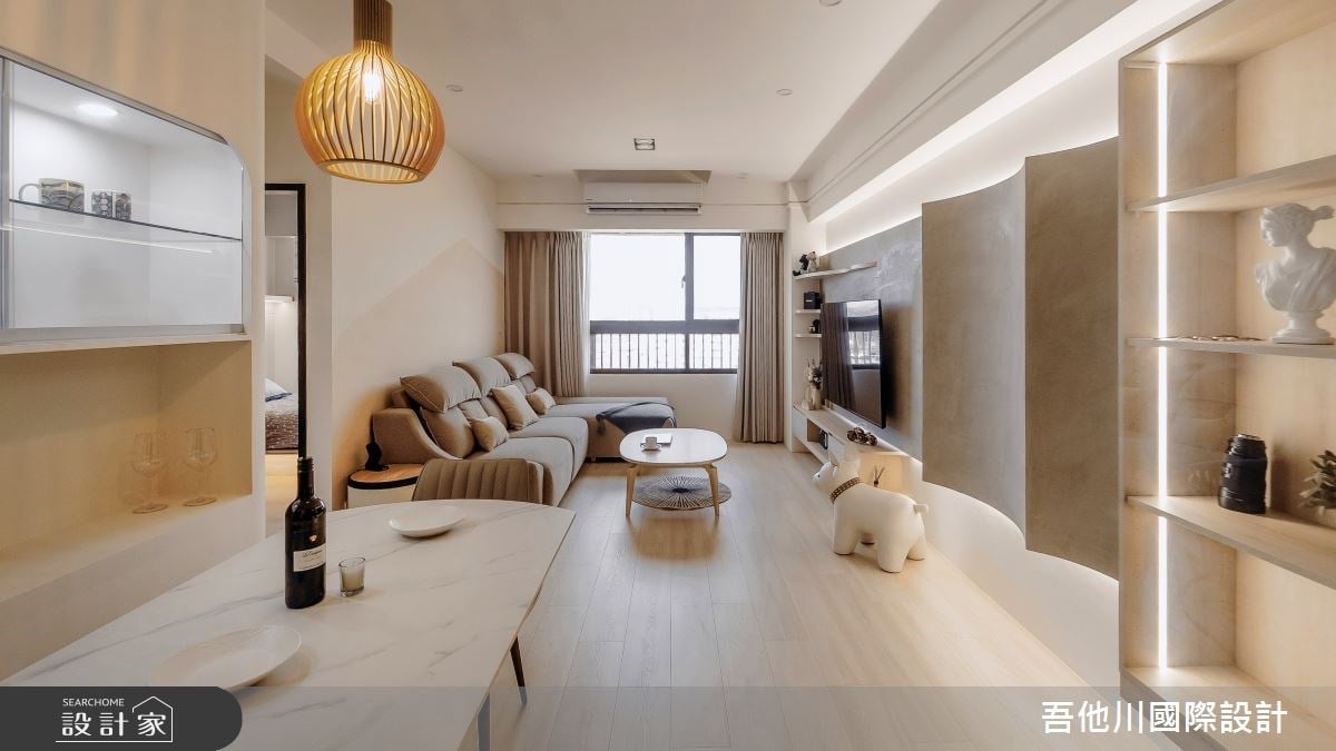 生活因愛而停泊！浪花造型電視牆＋客製化收納，讓 19.2 坪木系簡約宅幸...