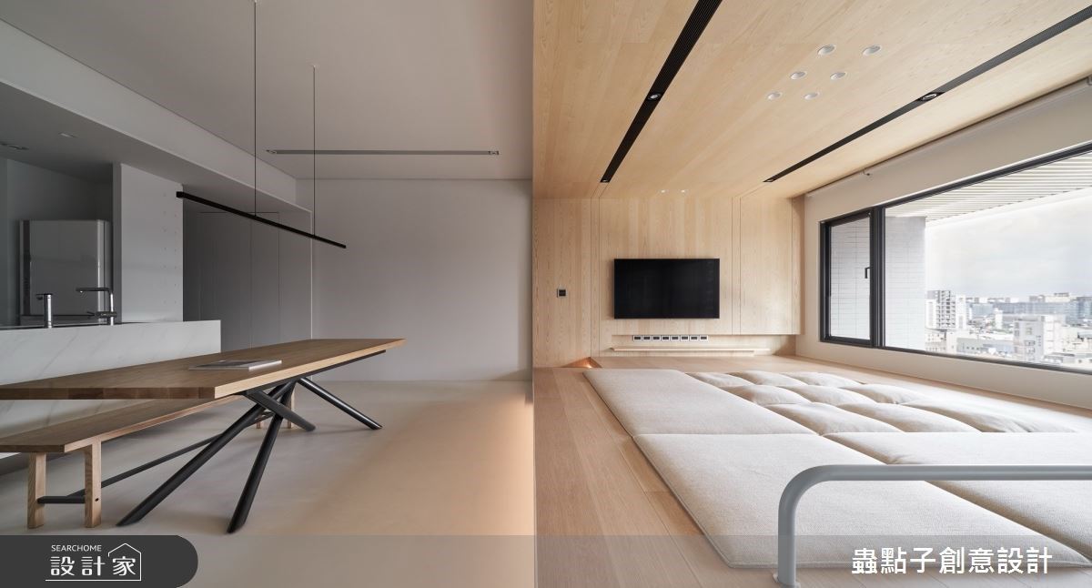 收納最大化、放鬆更彈性！下沉式沙發把簡約客廳變成超大型和室