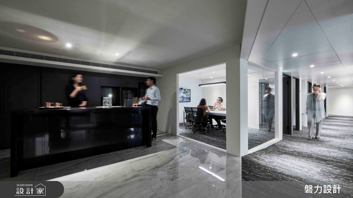 窗景和陽光替上班添加活力！玻璃隔間與石材把老屋翻新成現代風時髦商辦