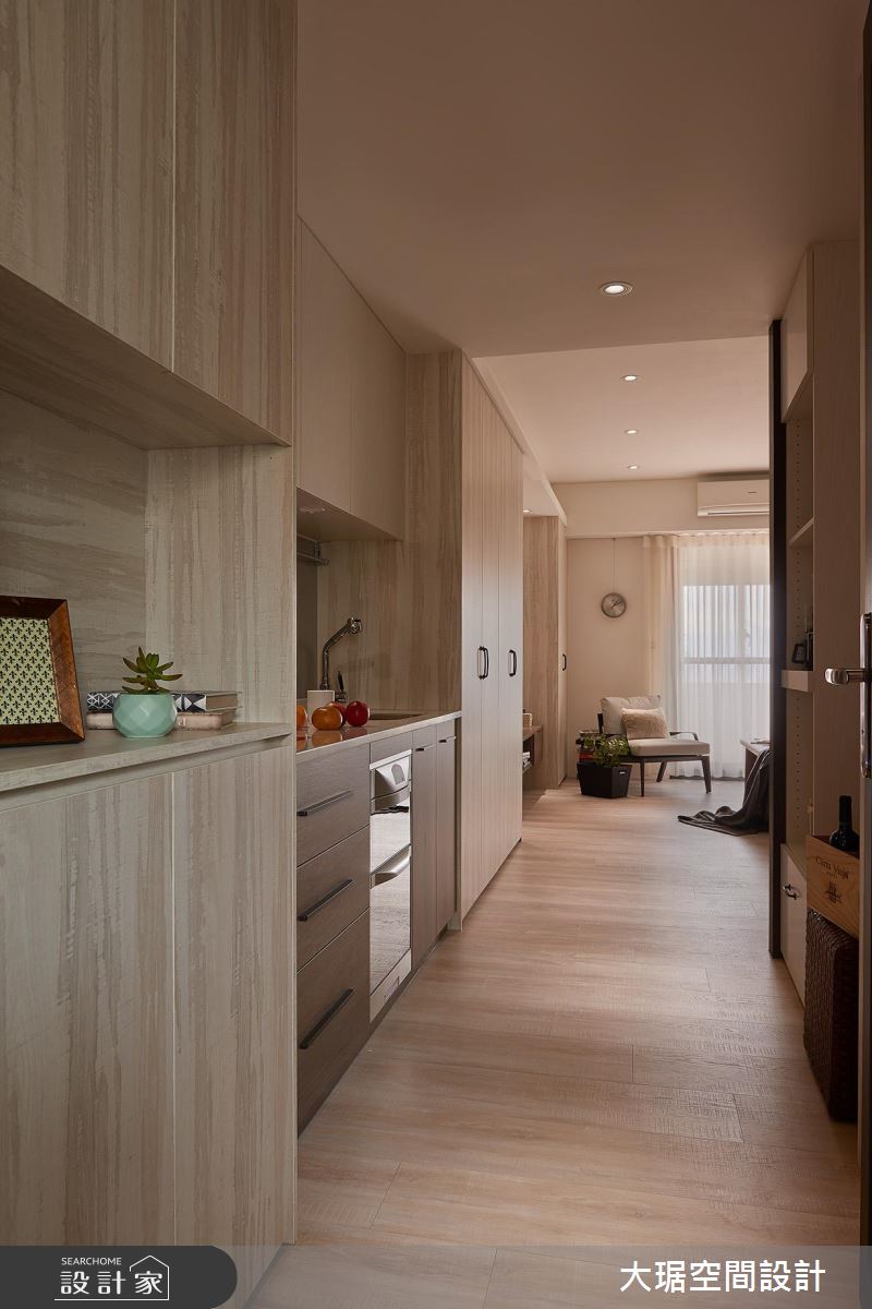 超完美單身套房！包辦廚房、起居、衛浴的 13 坪大房間