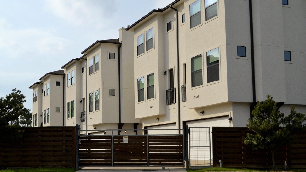 50年前蓋透天成本僅4萬 現在租給學生收4萬 他驚嘆：房地產跟鬼一