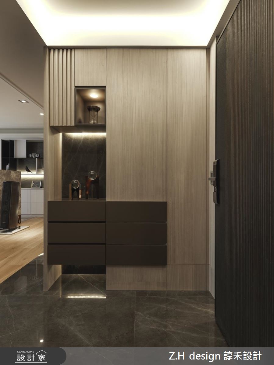 原木與石材調和自然溫度 展示收納讓家多了人文藝術氣息