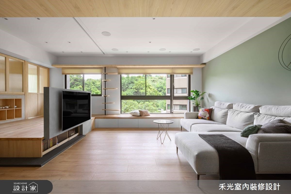 從沒想過家可以這麼開闊！窗邊臥榻延到日式風書房，電視半牆後還藏有多...