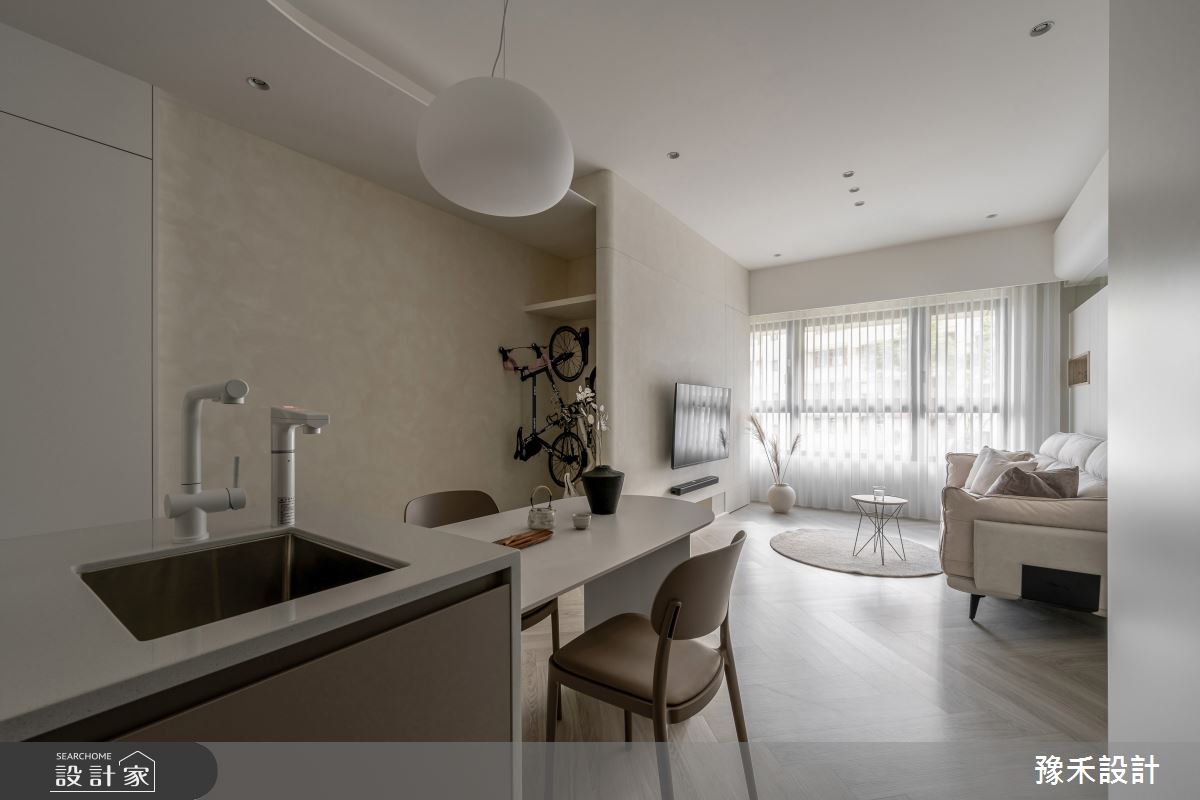 弧形與光影勾勒侘寂意象!三代同堂新成屋海納全齡思維描寫微甜系生活