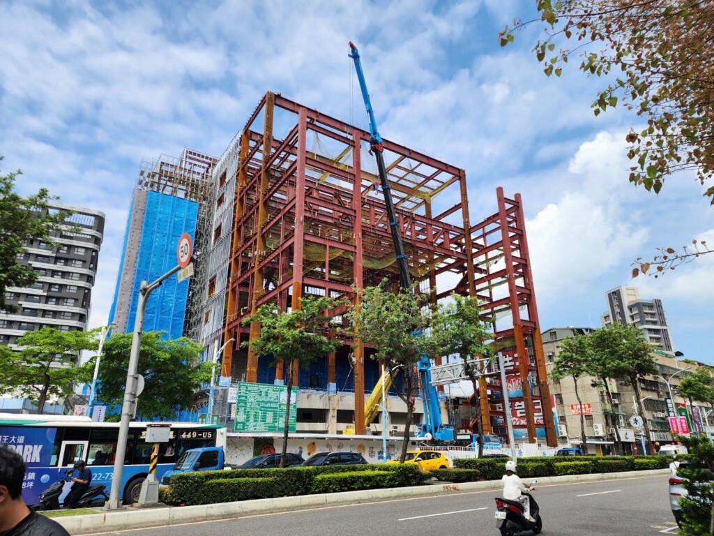 新北多功能運動中心現正成形　侯友宜：期許明年竣工