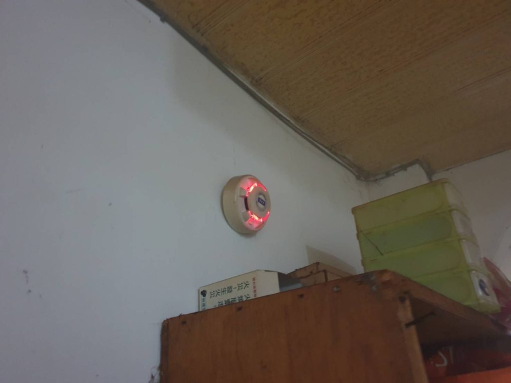 老舊住宅注意！消防局盤點3大藏火危機　籲延長線勿超載、樓梯間別堆雜物