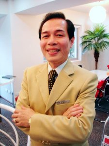 博士講師轉戰房仲業  變魔術拉近客戶距離