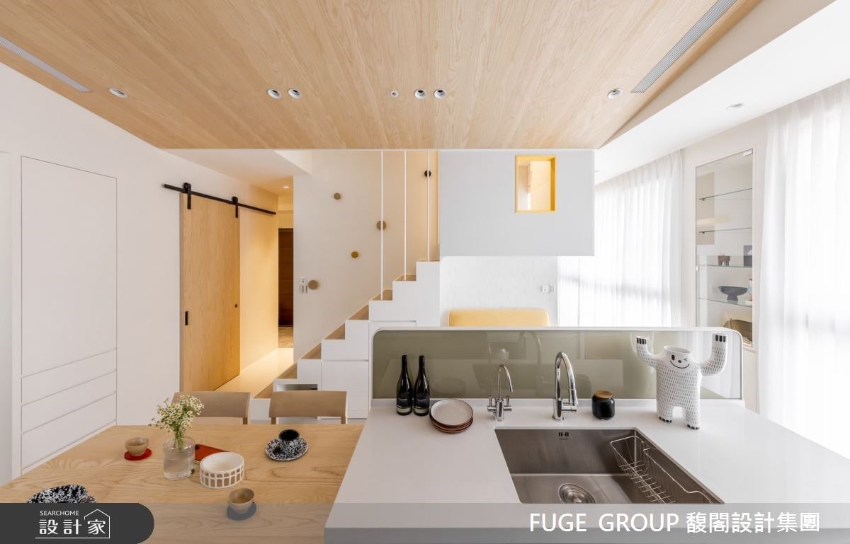 15 坪樓中樓掀起空間革命！玄關和室藏玄機外、還用挑高優勢打造屋中屋，...