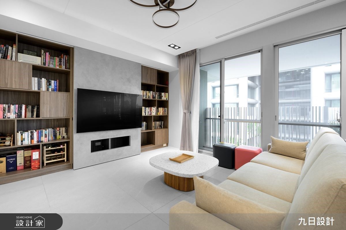 井然有序的收納設計！書籍、酒櫃整合在電視主牆，讓 28 坪新成屋有餘裕...
