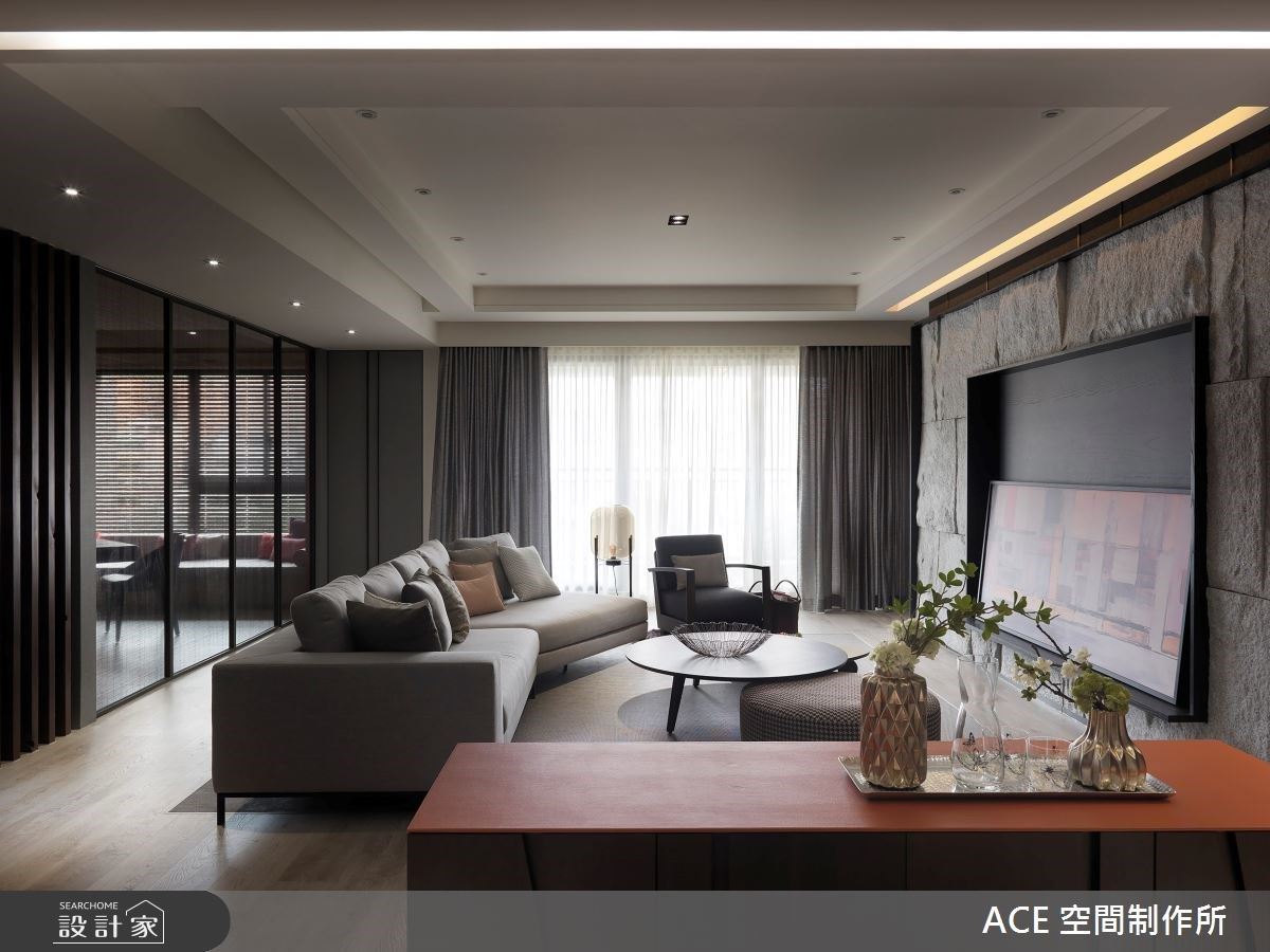 木系度假宅讓時間慢下來！木皮與天然石材混搭，打造三代同堂共樂的休閒沙龍