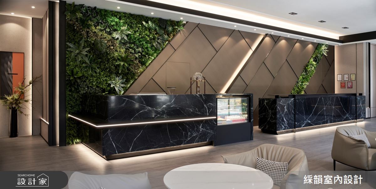 疏密相異的木格柵與綠意共生，樣品屋在低奢氛圍中展現建案的豐盈魅力！