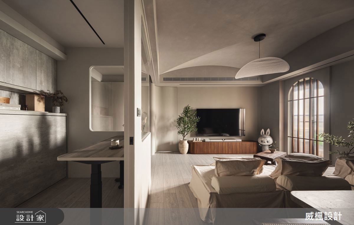 弧形語彙與礦物塗料演繹侘寂光影，20坪中古屋展現柔韻質感生活