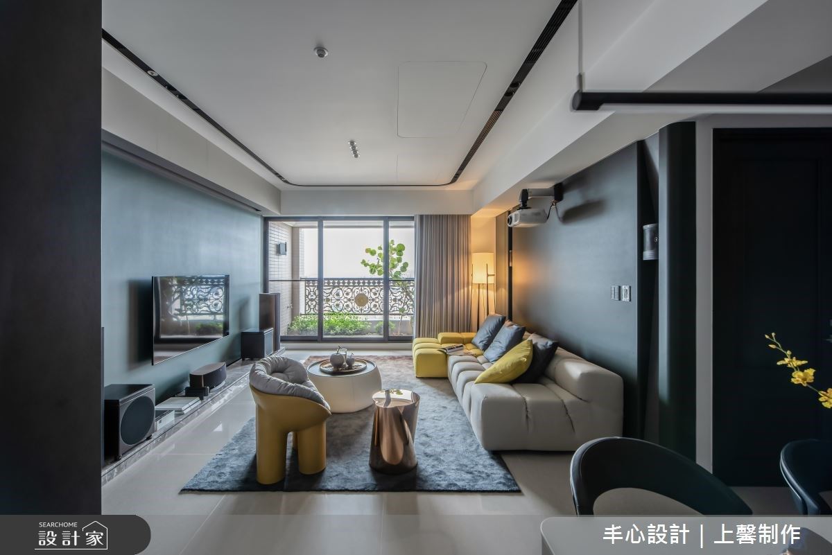 玄關藏有海量收納！屏風櫃結合吊衣架與穿鞋椅，還順道化解了穿堂煞