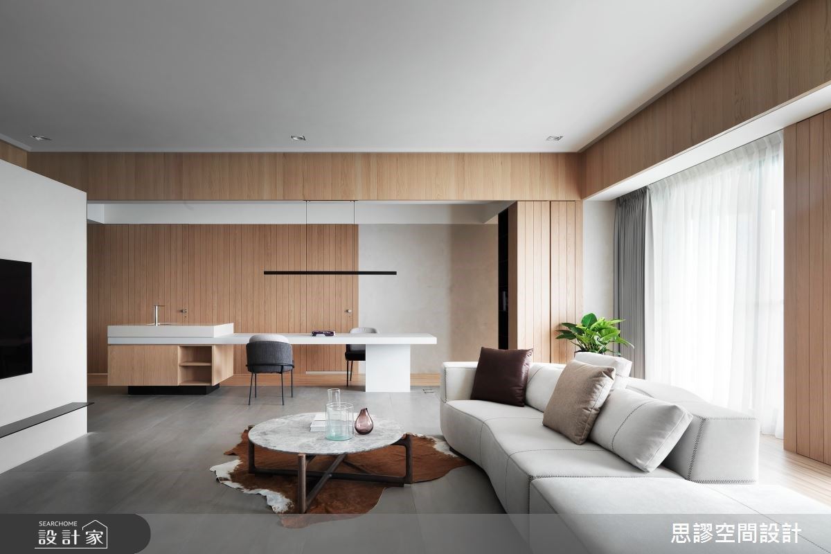 看不膩的簡約設計！電視牆後隱藏儲藏室＋客廳配置機能中島，打造自然木...