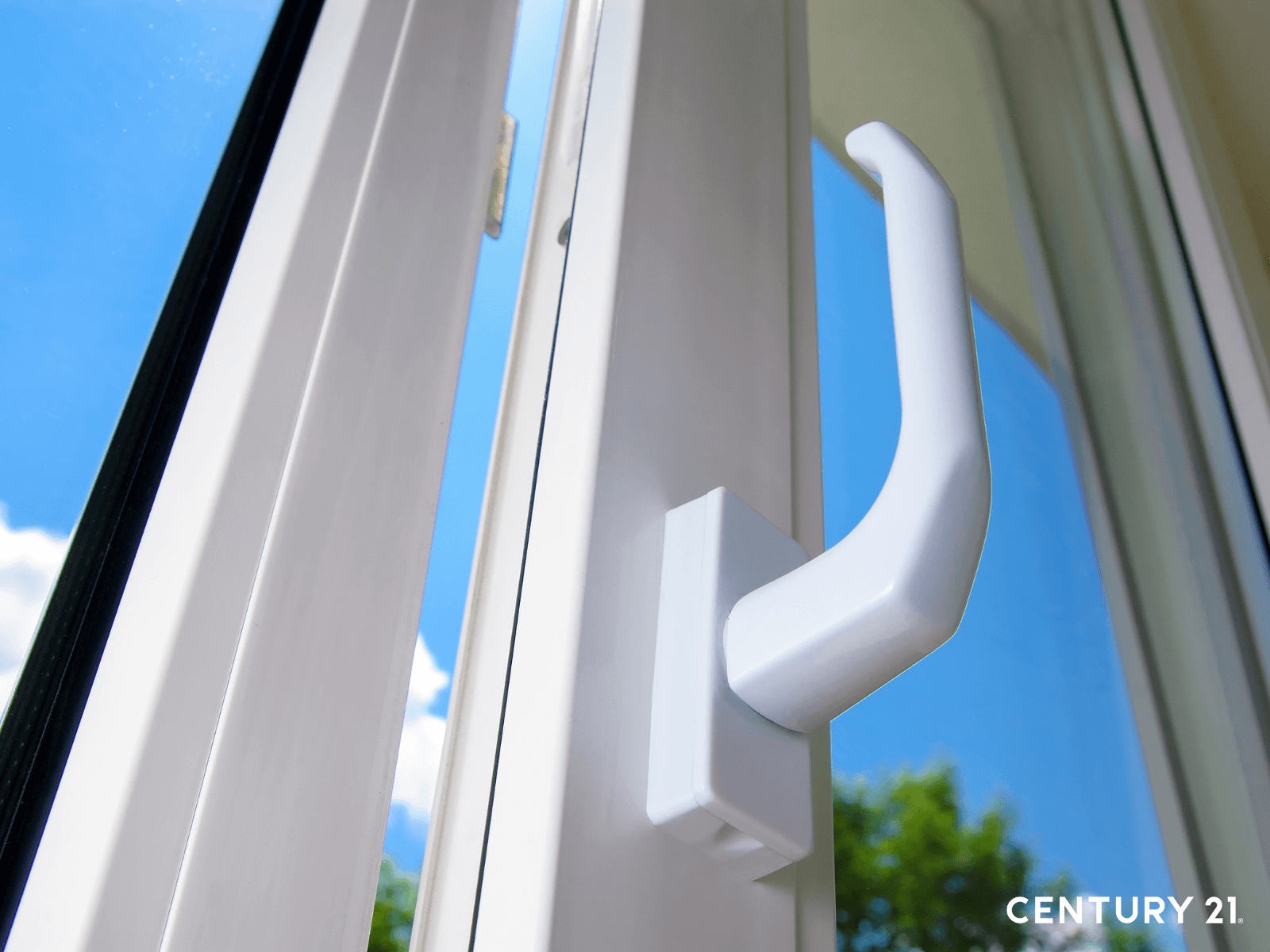 想要有效降溫，首先可以利用早晚氣溫較低的時候讓空氣流通。（圖片來源_21世紀不動產）