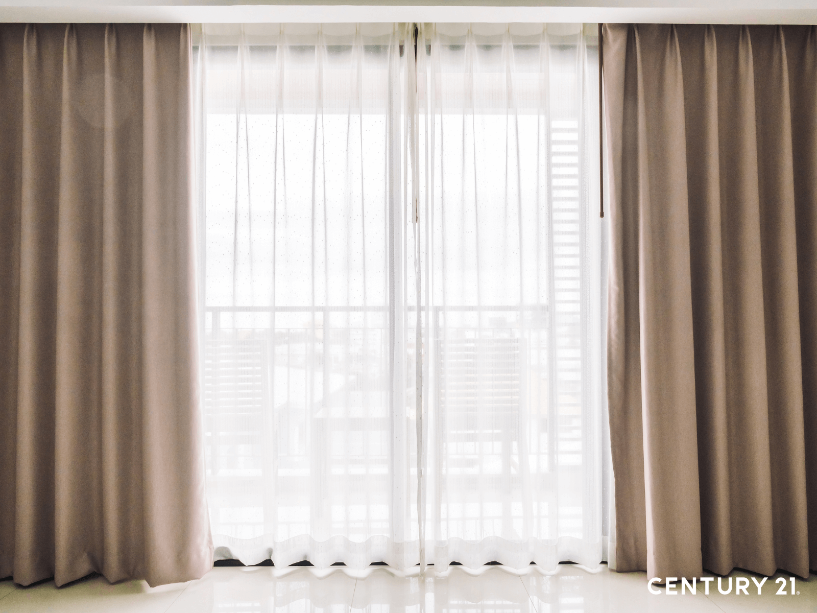 其次，運用隔熱紙和隔熱窗簾可以有效阻擋陽光的熱量進入室內。（圖片來源_21世紀不動產）