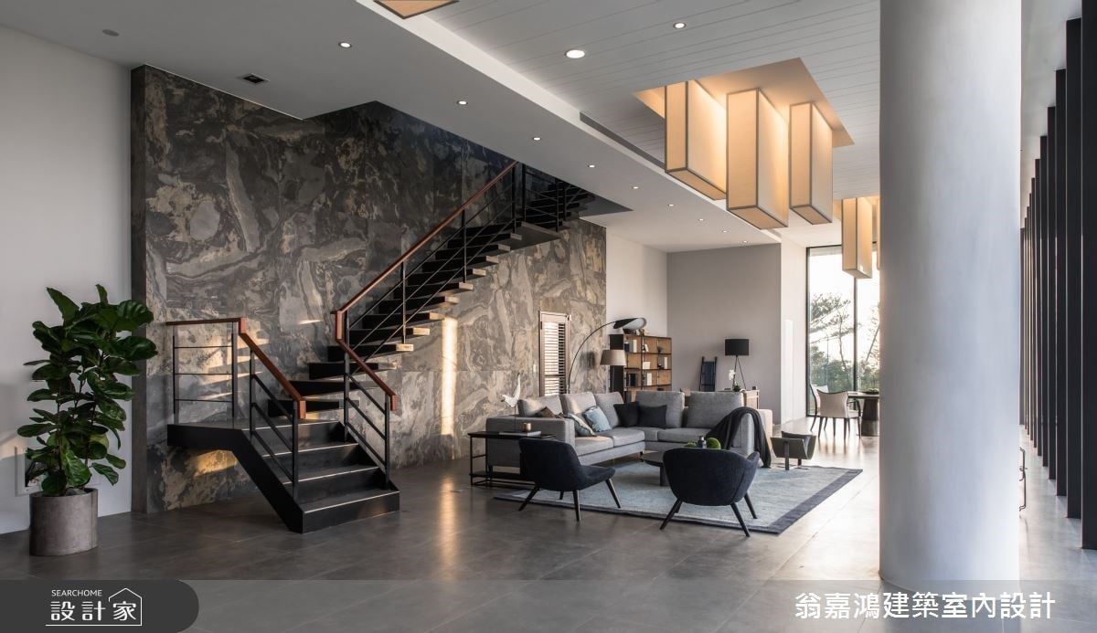 大面落地窗引進湖光水色!百坪透天別墅淬鍊建材本質，一展低調奢華的當代...