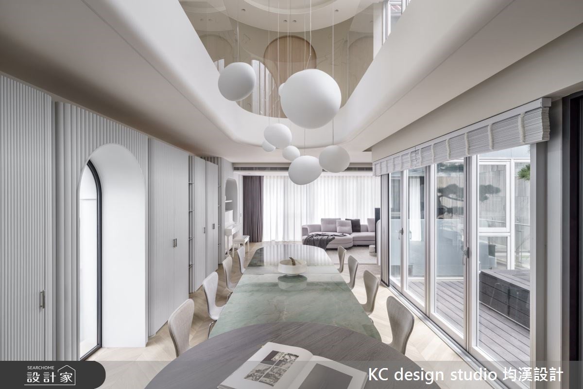 百坪透天創造三代同堂生活的自由式！弧形設計開啟日光天井，寢食分離打...