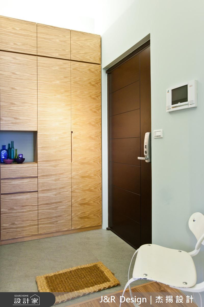 在家工作、朋友聚會一次滿足！為你打造 17 坪藍色假期單身宅