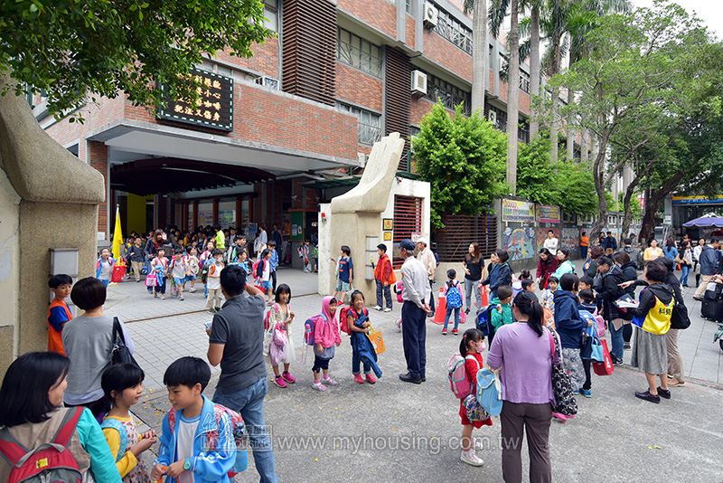 「現代孟母」好難當 北市「這三所」國小學區宅單坪竟要破百萬！