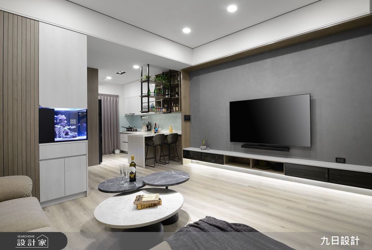 跨越三層透天宅的迷人灰調！除了吸睛魚缸設計，還有超Chill的小酌吧台