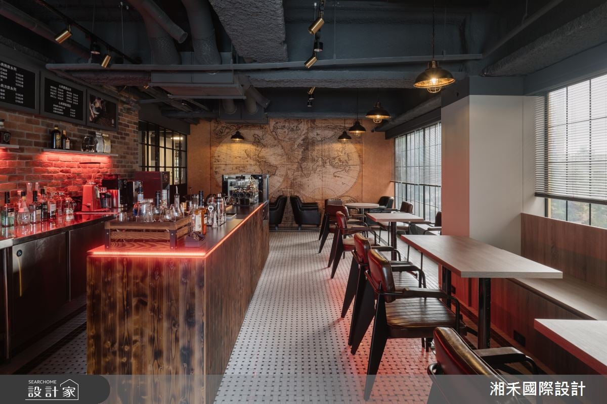 老屋蛻變美式工業風咖啡廳！原木、紅磚混搭異國花磚 特調細緻且濃厚人文...