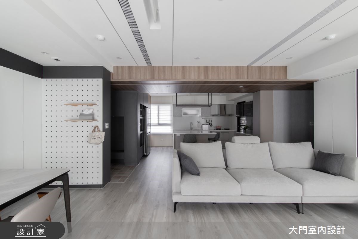 開放式空間破格設計！整合性收納櫃活化玄關、客廳與餐廚關係，無主牆設...