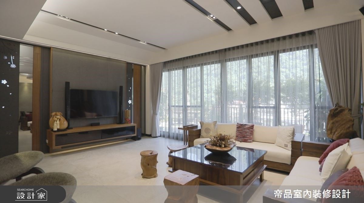 伴隨綠意光景的現代風別墅！無隔閡屏風拉近 120 坪豪宅生活距離