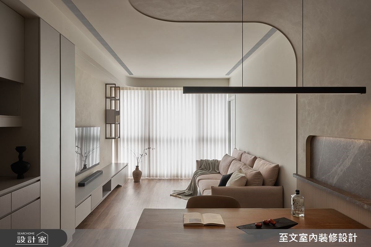 圓弧設計創造融洽夫妻生活！特殊塗料與木質元素組隊，23 坪侘寂新婚宅擁...