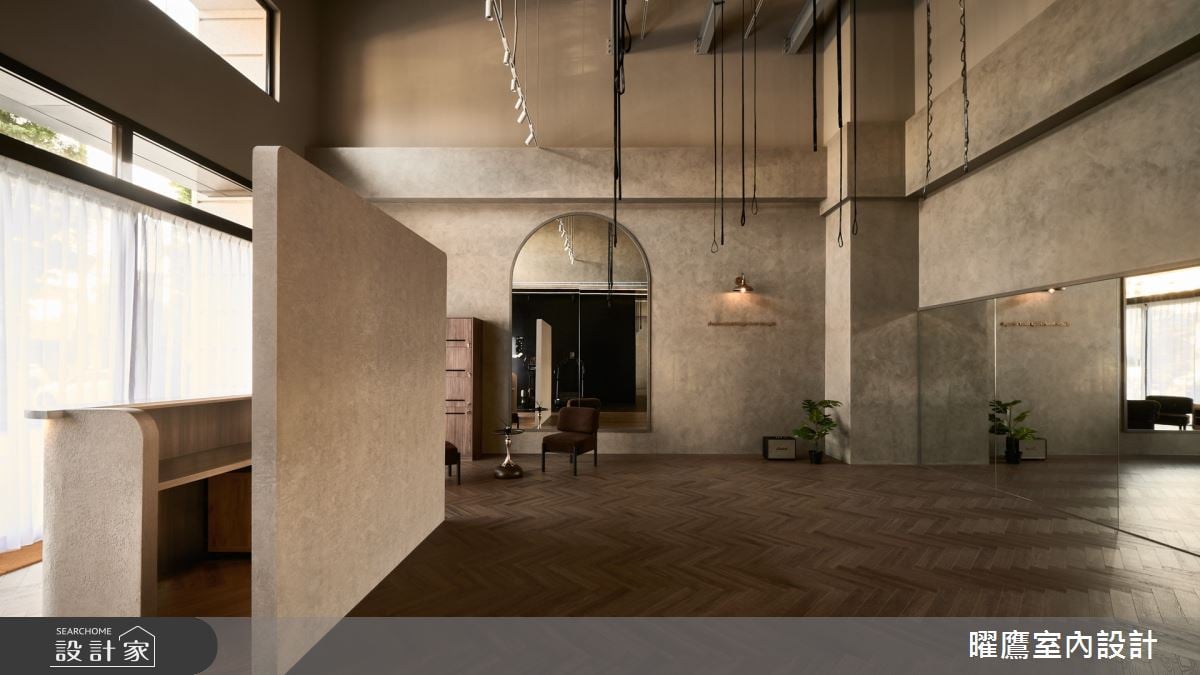 33坪健身房挑高空間，結合空瑜、瑜珈與教練課的多功能運動教室