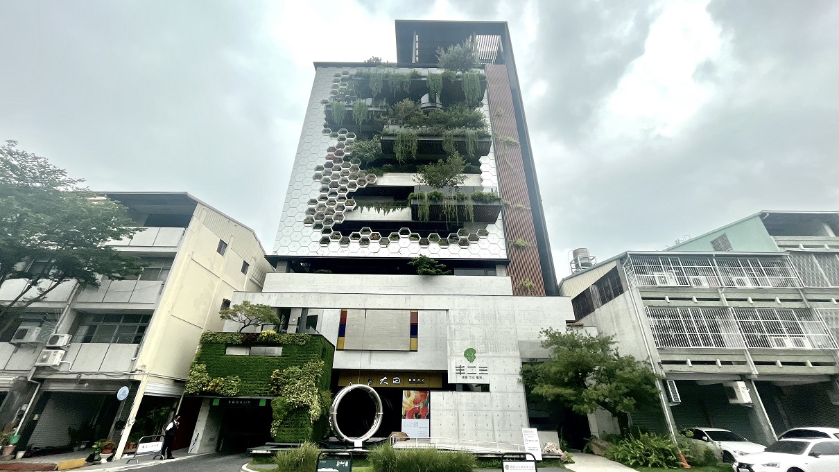 大樓外牆滿滿1000格蜂巢！超強功能曝光 建商大佬搶朝聖