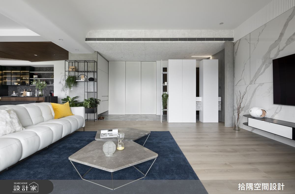 白系無敵採光 67 坪豪宅！「超長臥榻設計」+「時尚黑中島餐廚」打造愜意...