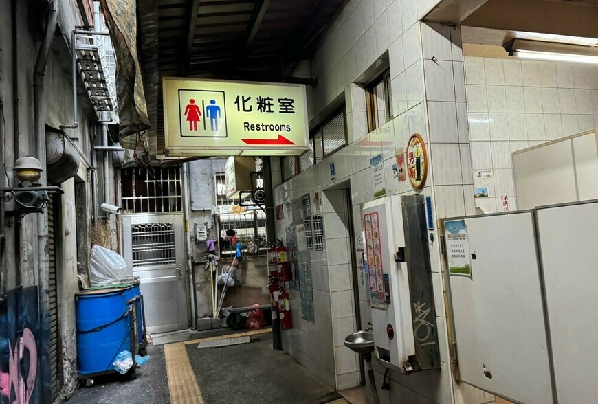 老屋門口鐵皮雨遮占了40年？法院判你不只拆屋，還得月付租金