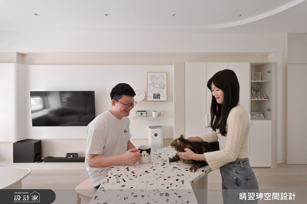 甜蜜小夫妻的奶油色北歐宅！水磨石中島+通透書房，有如日光恣意灑落的咖...