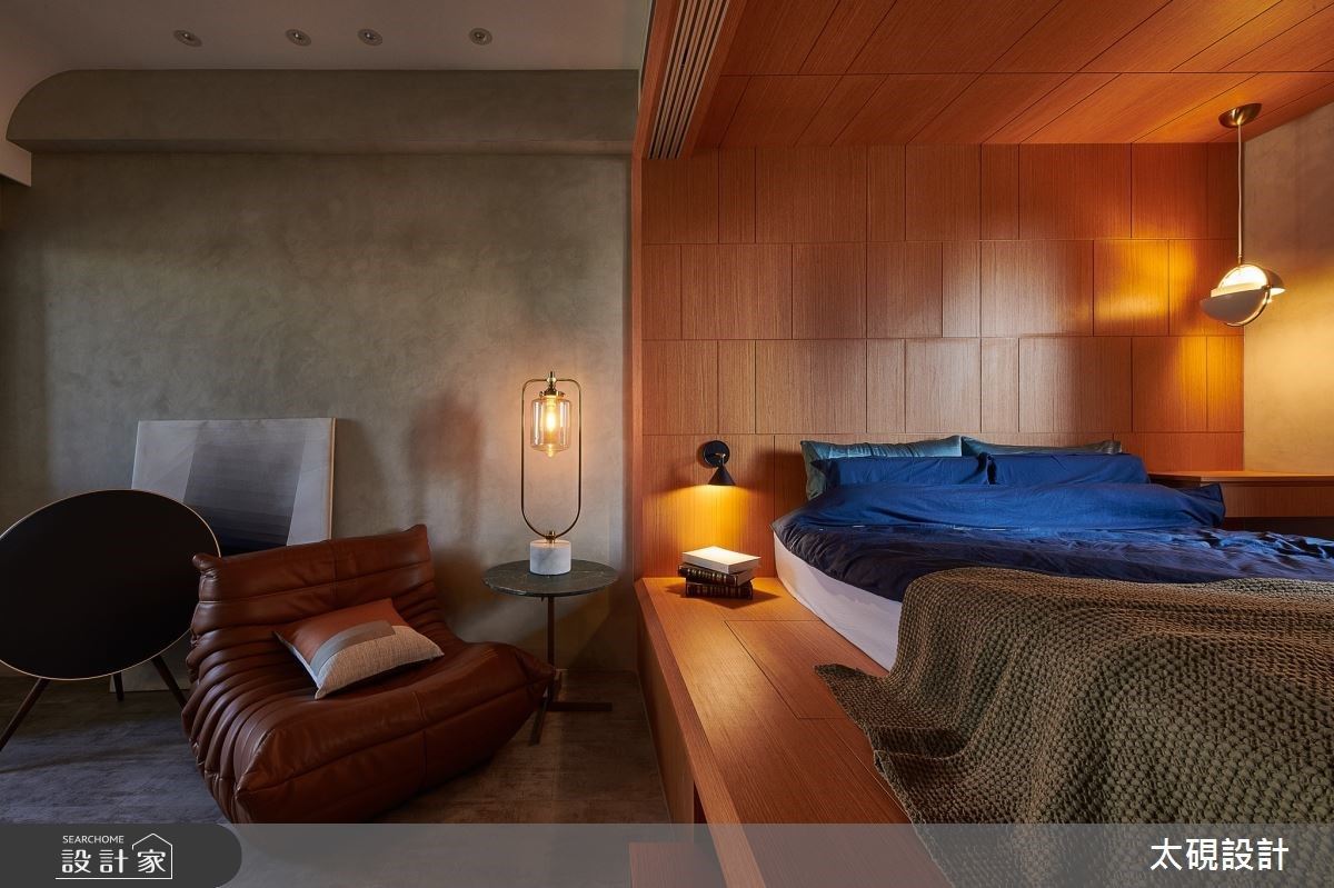 無法忽視的沉穩氣勢 黃銅金打造的現代大器宅