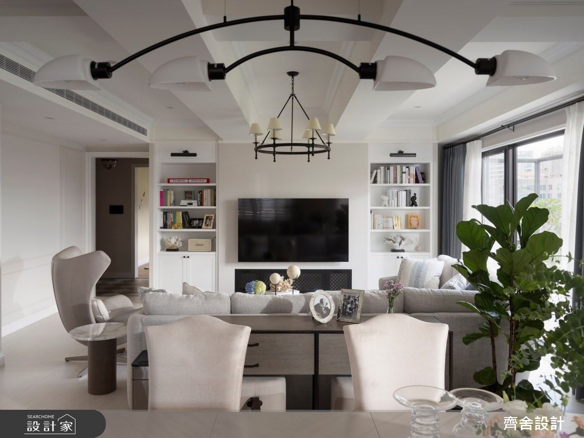 開箱 81 坪美式風複層住宅！用線板與拱形設計修飾空間樑柱，對稱美學創...