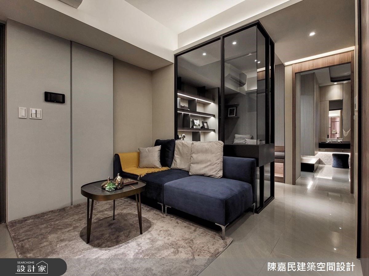 2+1 房聰明規劃！書房玻璃隔間放大客廳，18 坪預售屋住起來超寬敞